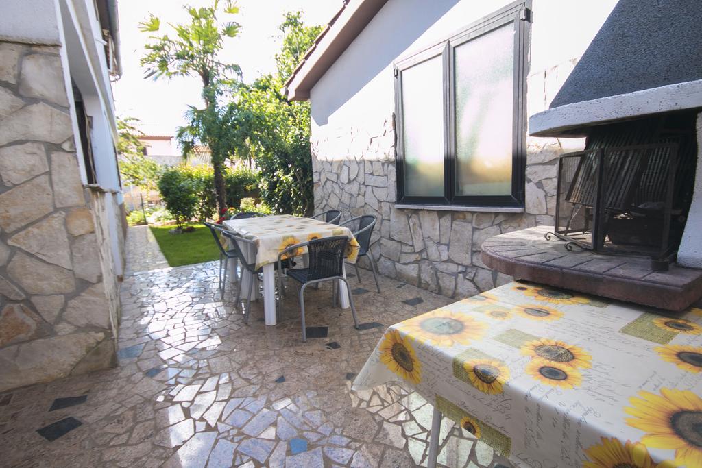 2 Rooms App For 3 Persons With 2 Terraces Near Beach&Town Poreč Eksteriør bilde